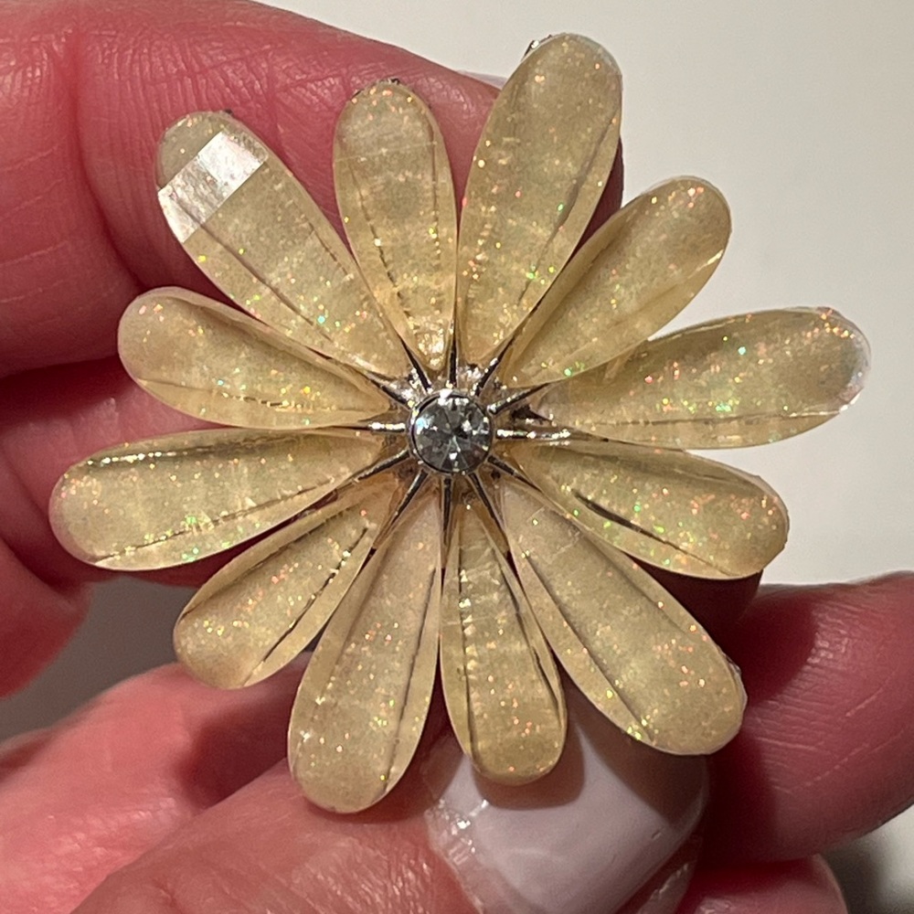 NWOT pale yellow round flower shaped ring with center stone on elastic band. - Picture 4 of 9